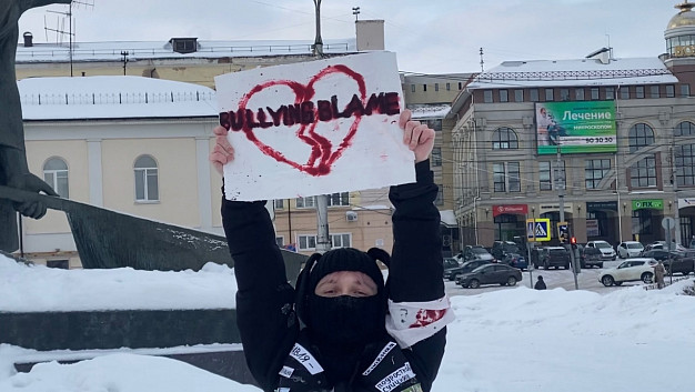 В центре Иванова молодежь устроила акцию с имитацией самоубийства